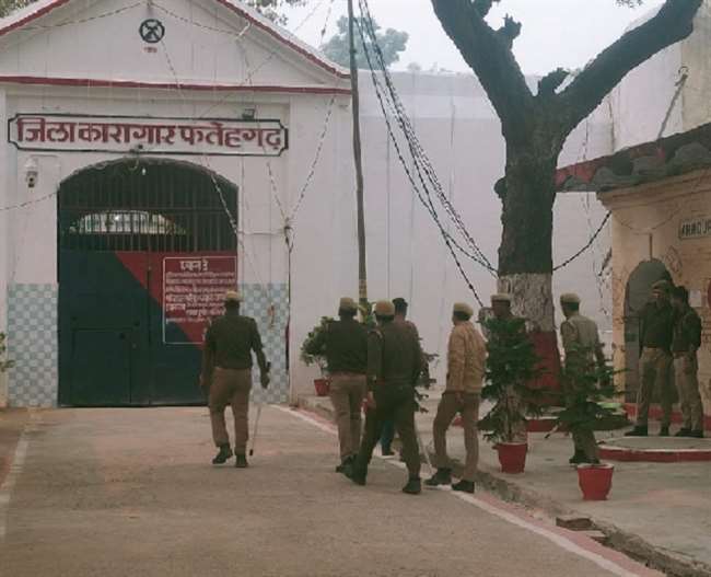 Firing, arson and stone pelting of prisoners in Fatehgarh District Jail, 30 policemen including jailer injured
