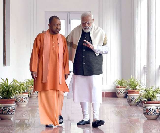 Before UP elections, PM Modi's hand on Yogi's shoulder, CM was seen listening carefully: Know what message this photo gives
