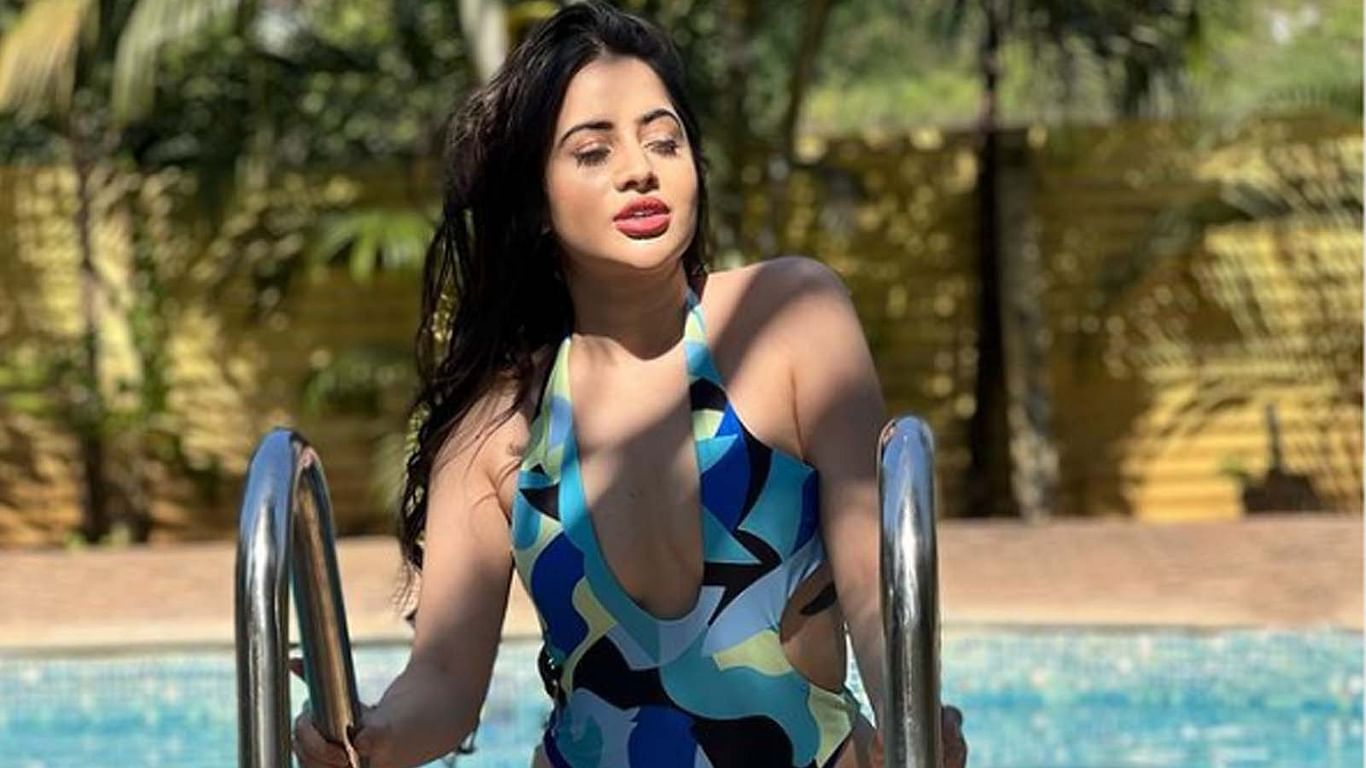 Urfi Javed entered the pool wearing a monokini in the bitter cold, showed such style