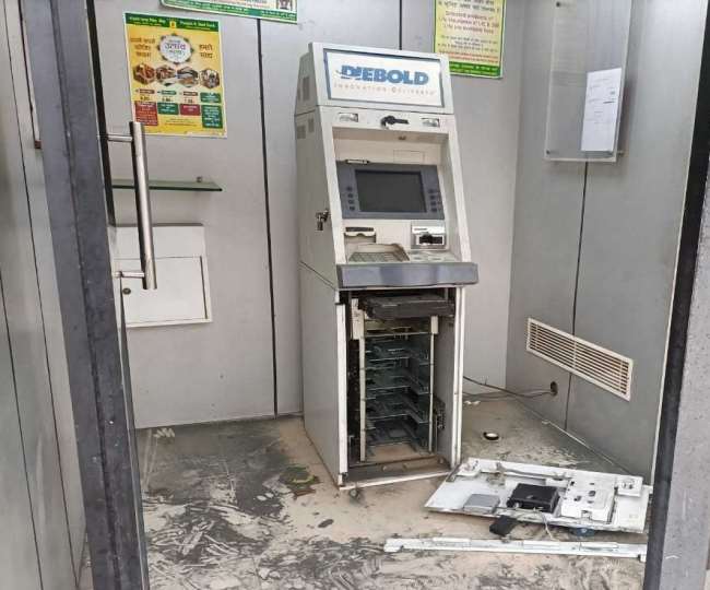 Big robbery in Baghpat: CCTV and siren wires were cut, then the miscreants took 8.5 lakh rupees by cutting the ATM