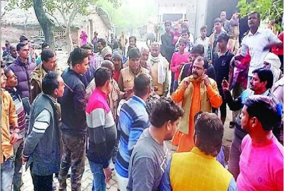 Ruckus over the information of conversion in Mainpuri: The villagers pelted stones on the people of Hinduist organization and the police