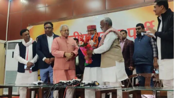 Big blow to Samajwadi Party, MLC Shatrudra Prakash joins BJP