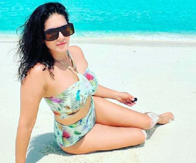 Sunny Leone in Maldives: The body of gold shines on the sand like silver, the onlookers say wow