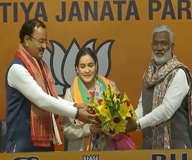 Big blow to SP before UP elections 2022, Mulayam Singh Yadav's daughter-in-law Aparna Yadav joins BJP