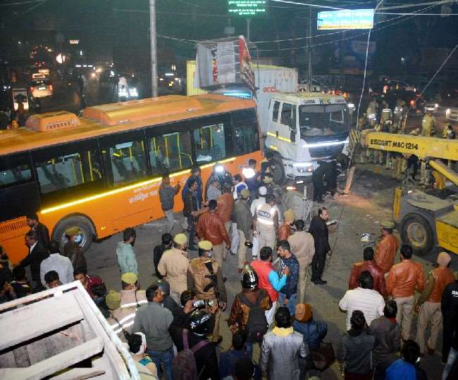 Due to the midnight period, e bus, the death of six people in the accident, a dozen injured