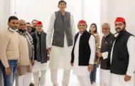 Country's tallest person Dharmendra Pratap Singh joined SP, said - trust in the leadership ability of Akhilesh