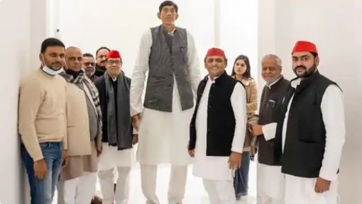 Country's tallest person Dharmendra Pratap Singh joined SP, said - trust in the leadership ability of Akhilesh