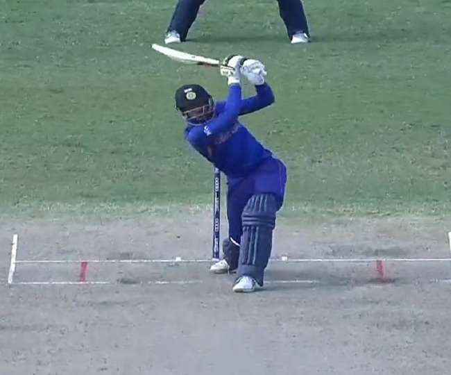 Dinesh Bana hit a six in Dhoni's style and won India, for the first time in the last 11 years