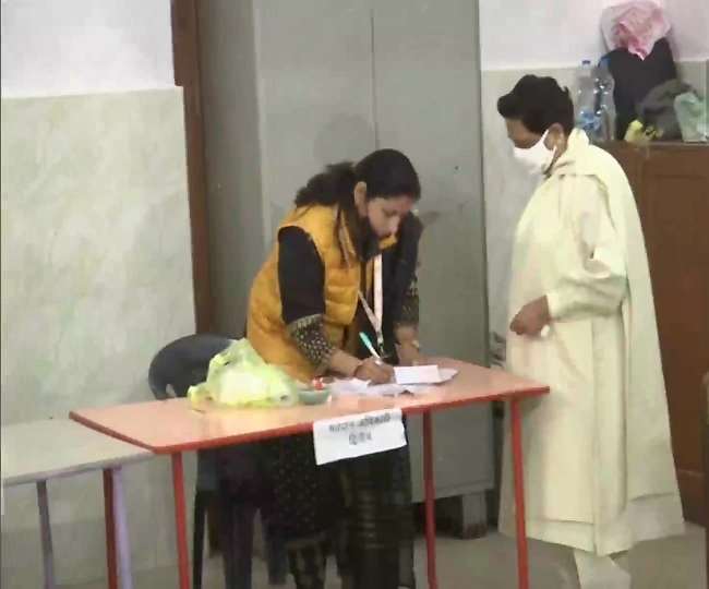 Voting continues for 59 seats in the fourth phase of UP elections, Mayawati casts her vote in Lucknow