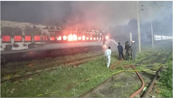 Outcry due to fire: Fire broke out in Gorakhpur Panvel Express, a big accident was averted by understanding