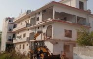 'Baba's bulldozer' ran at the house of the main accused in Manish Gupta's murder, the three-storey house was demolished