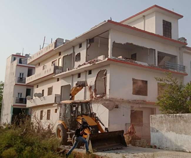 'Baba's bulldozer' ran at the house of the main accused in Manish Gupta's murder, the three-storey house was demolished