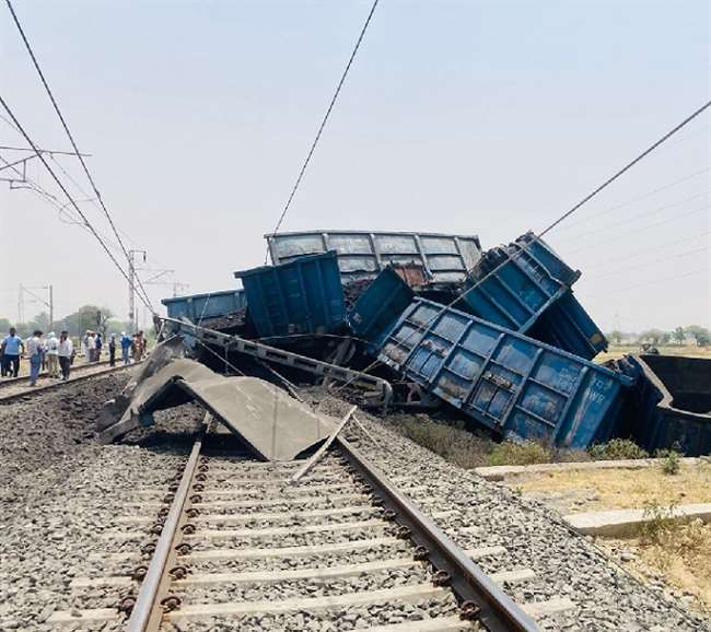 Coal-laden goods train overturned in Etawah, completely stalled on rail route
