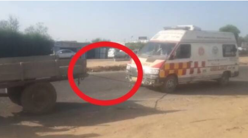 The tractor brought the ambulance for four kilometers: suddenly the oil was over, the video is becoming very viral