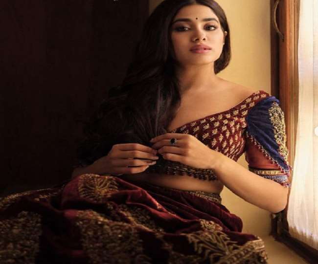 Janhvi Kapoor gave killer pose in a light green sari, Papa Boney Kapoor commented 'exquisite'