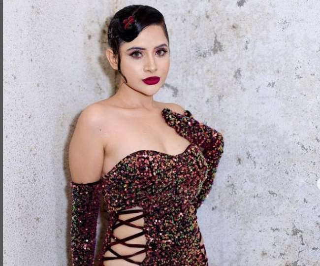 Urfi Javed reached the airport barefoot and swimsuit, the actress got trolled on this look