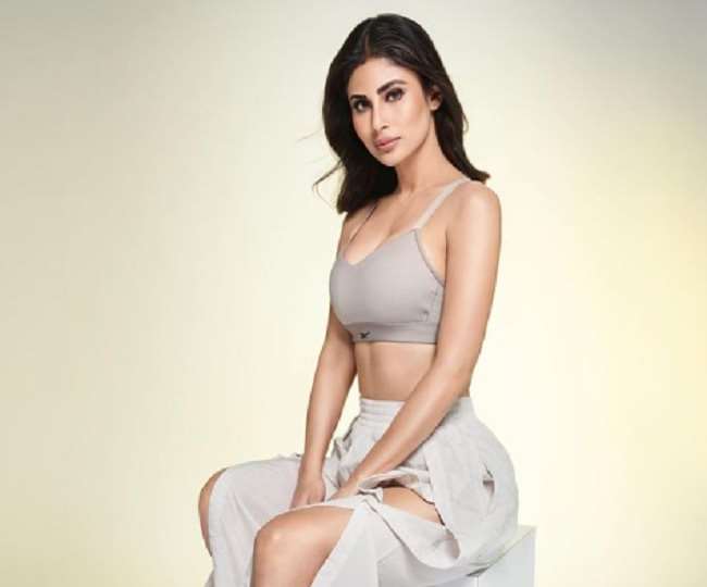 Mouni Roy showed glamorous avatar in the middle of the sea, looked beautiful in white Thai slit dress