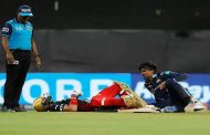 Kohli fell on the field after colliding with the bowler, the spectators had become restless, then made a comeback like this