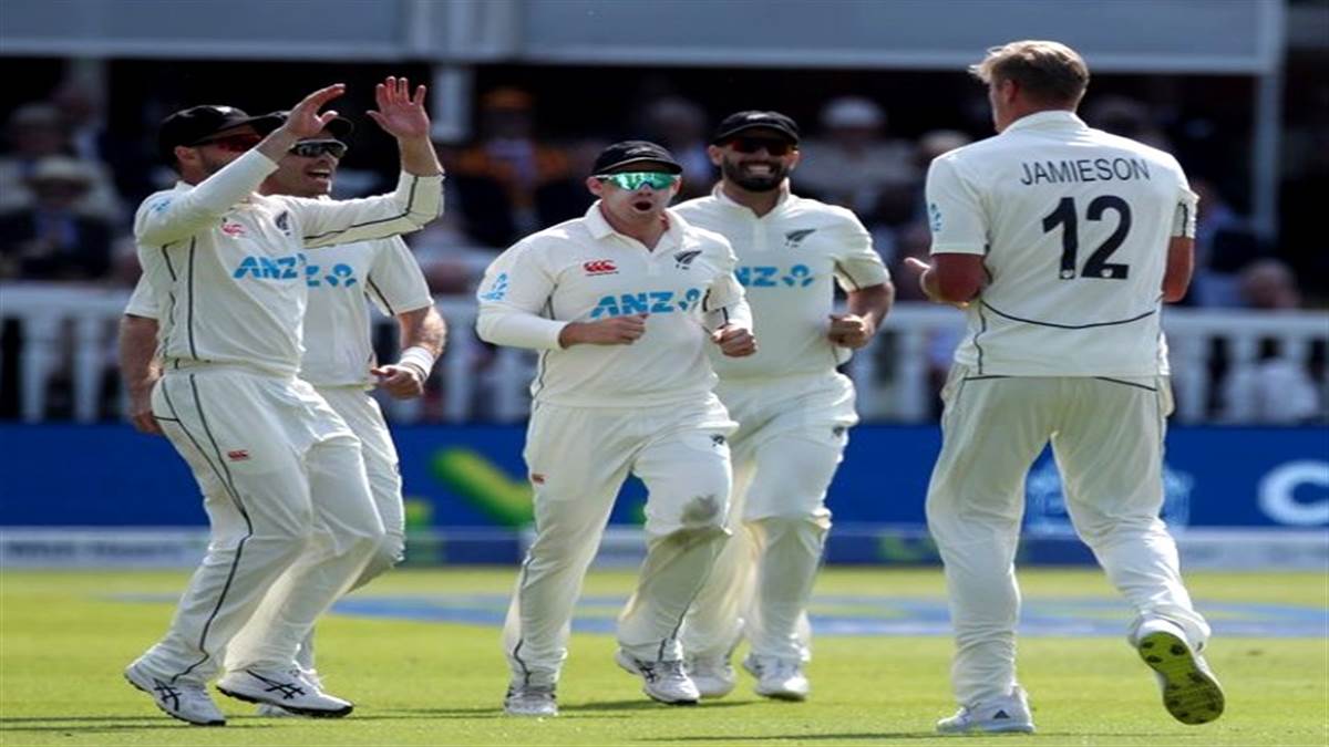 New Zealand's counterattack on England after being bowled out for 132 in Lord's Test, 17 wickets fell on the first day