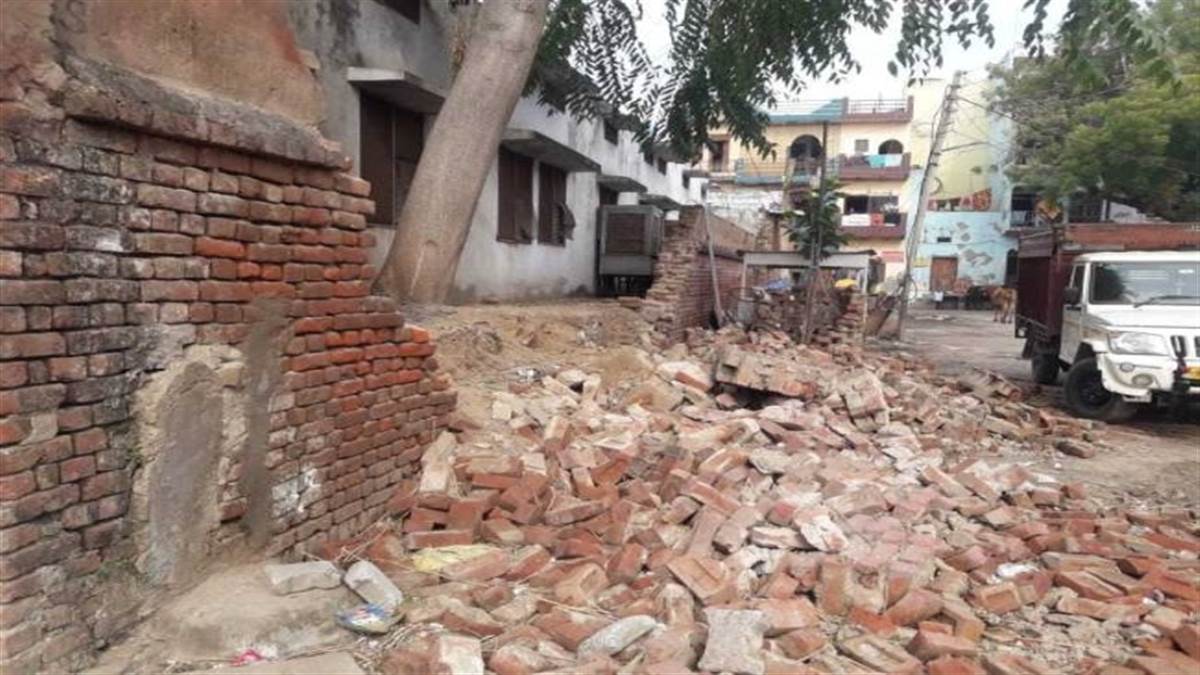 Bulldozer, PFI flags and objectionable literature found in Prayagraj violence mastermind Javed's house