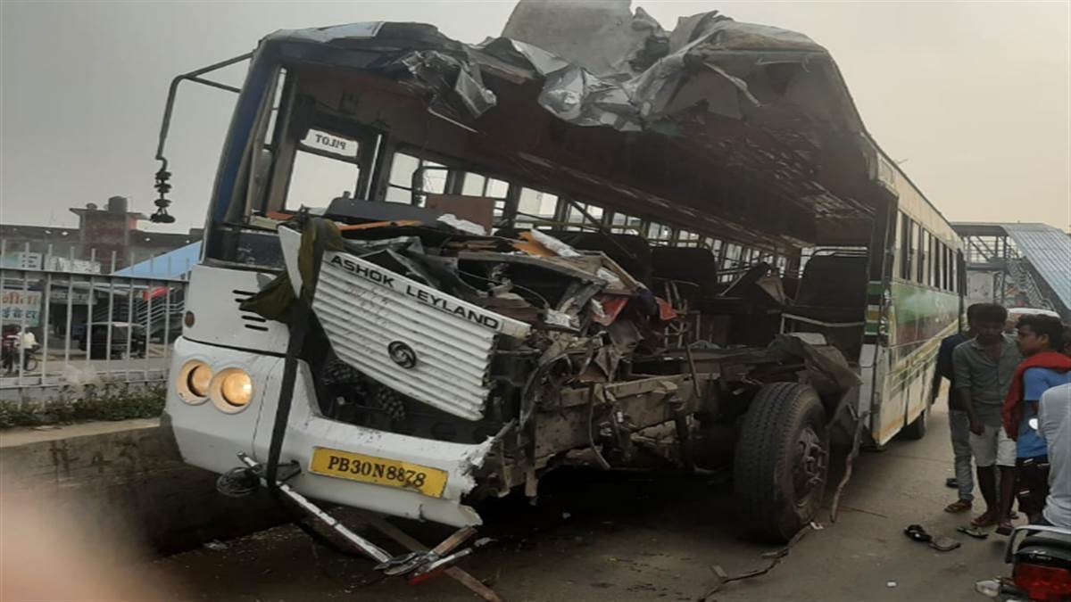 Kushinagar: Bus going from Bihar's Madhepura to Punjab collides with truck, 4 killed, 29 injured