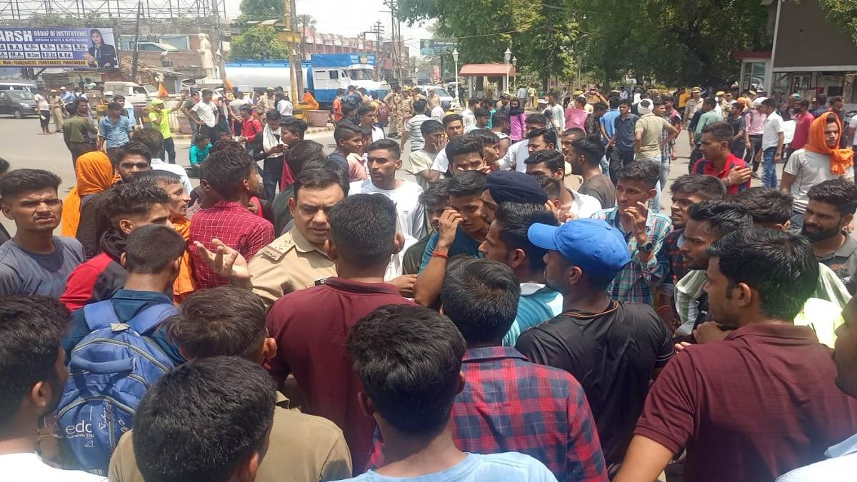 Youth took to the road against Agneepath scheme, protested in Gorakhpur-Deoria