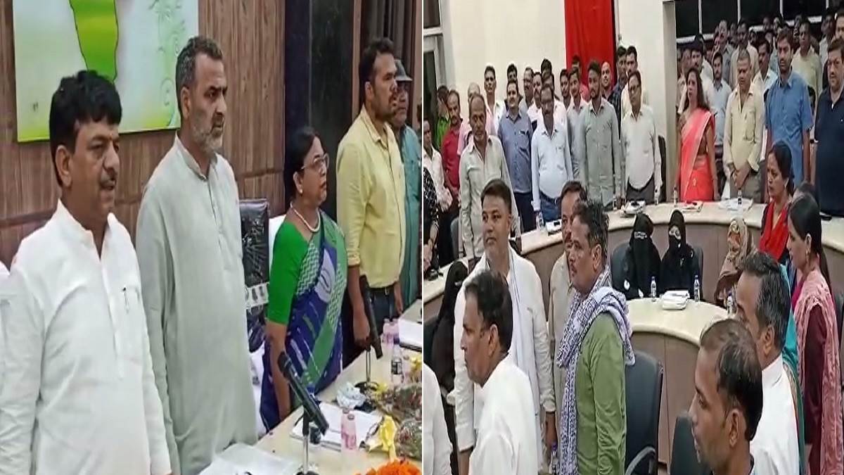 Insult of national anthem in BJP leader's meeting, Muslim woman member sitting on chair, photos viral