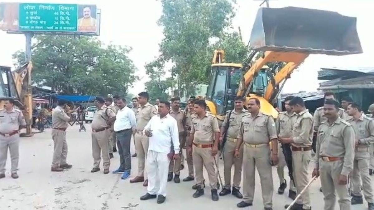 Closed in protest against Agneepath plan remained ineffective in Aligarh, police remained alert, flag march with bulldozer