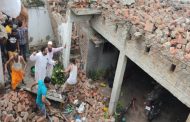 A two-storey building collapsed in Pilibhit while making firecrackers, three real sisters buried in the rubble