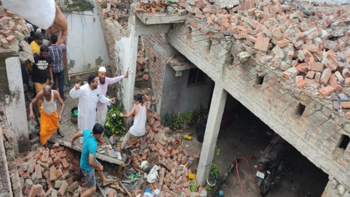 A two-storey building collapsed in Pilibhit while making firecrackers, three real sisters buried in the rubble