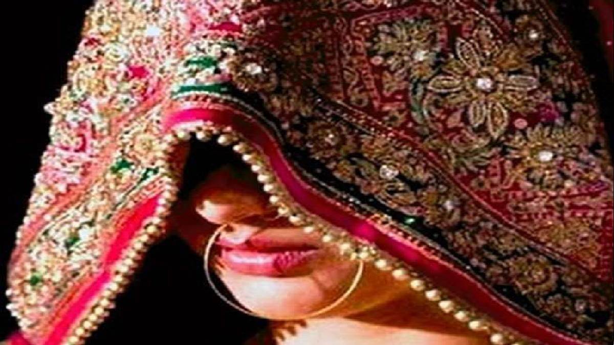 The daughter-in-law escaped with her lover from the terrace after feeding intoxicants to the in-laws, married four months ago