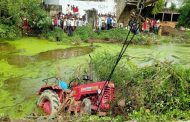 Big accident in Itaunja, people going for shaving drowned in the pond including trolley, 10 died so far