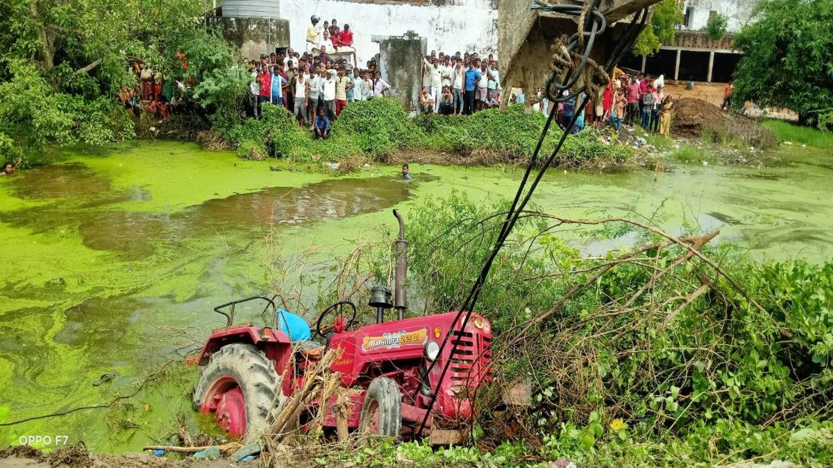 Big accident in Itaunja, people going for shaving drowned in the pond including trolley, 10 died so far