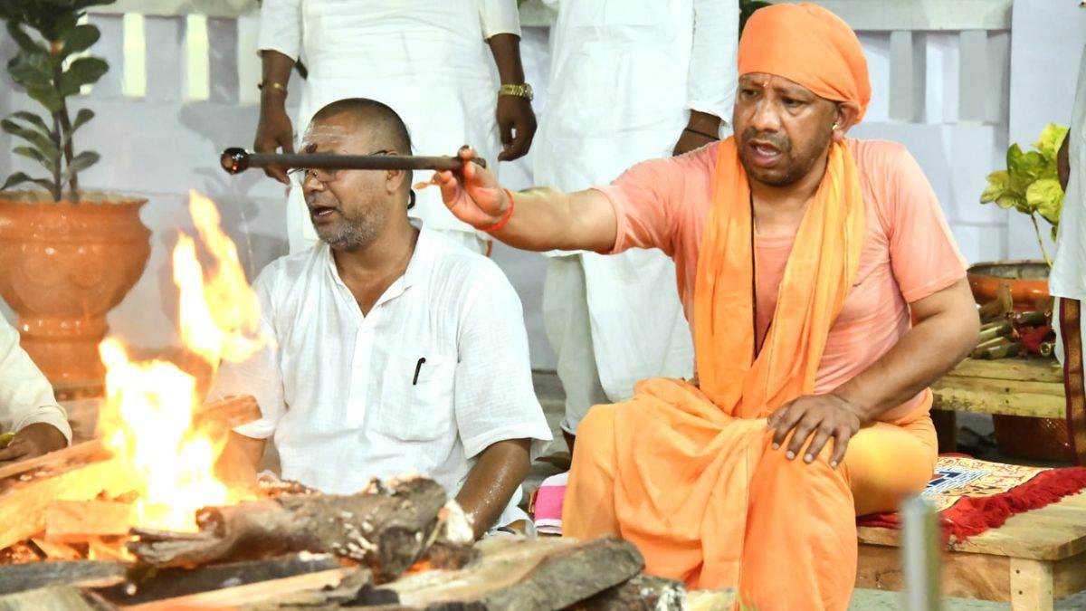 CM Yogi performed Mahanisha Puja by law, wished public welfare