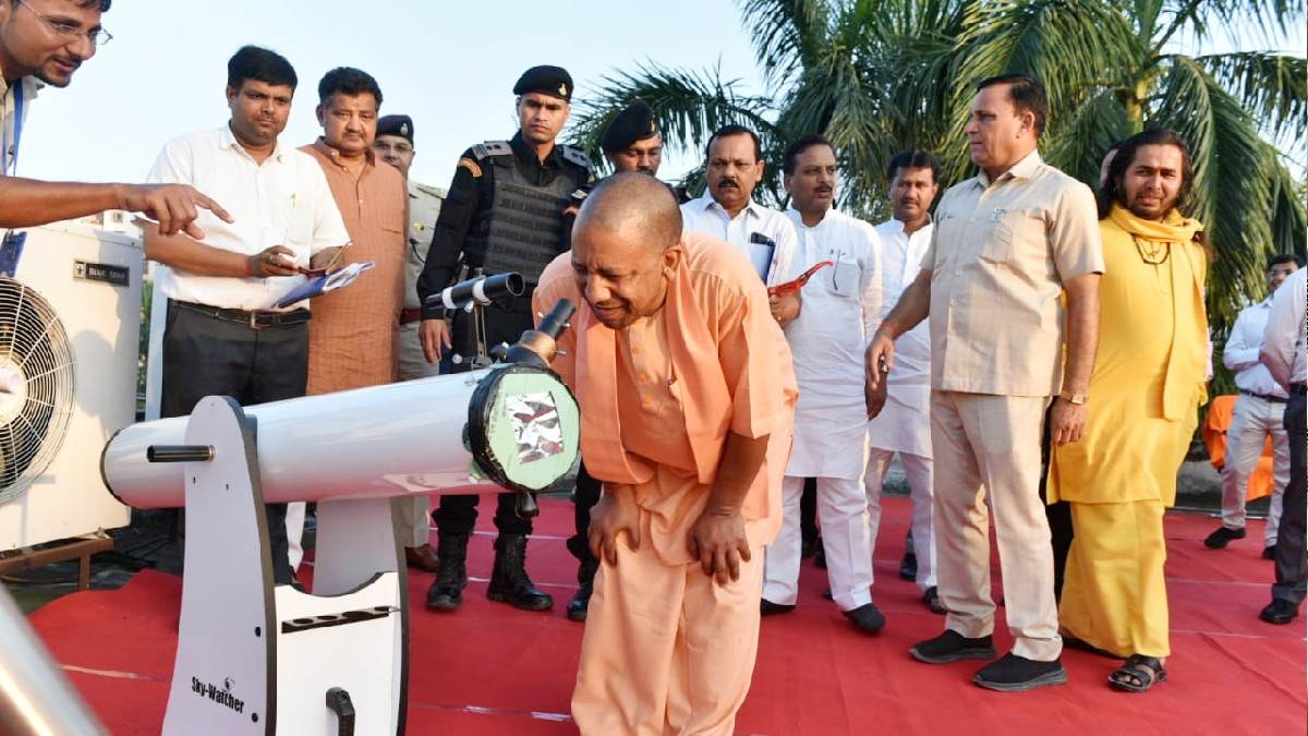 CM Yogi saw the view of solar eclipse in Gorakhpur with telescope and glasses