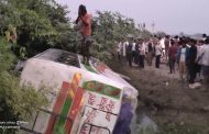 Private bus overturns in Khanti, 25 passengers injured, driver and operator absconding