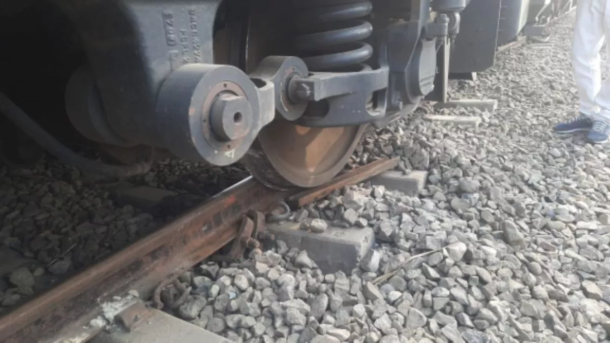 Goods train engine wheel landed in Domingarh, movement affected for some time
