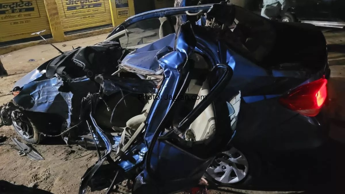 Tragic accident in Agra, uncontrollable car collided with tree, three youths died
