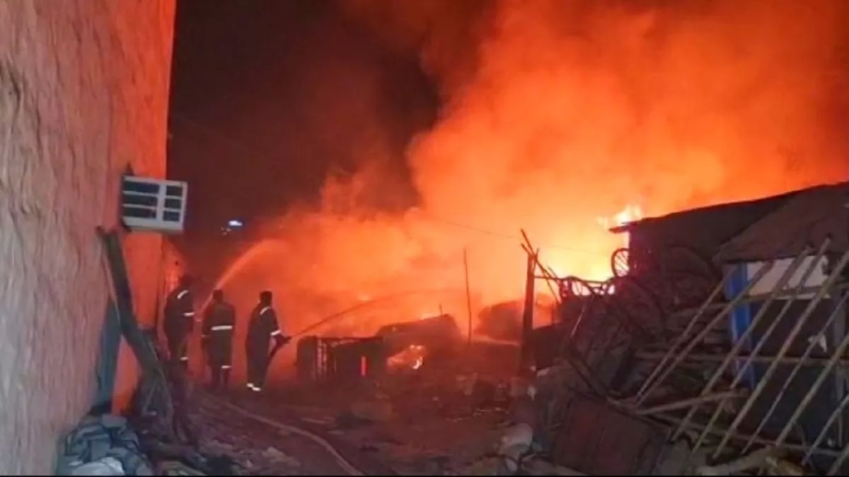 Fierce fire broke out in a junk godown in Noida, fire brigade brought it under control