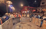 Land caved in at Dashashwamedh Ghat during Ganga Aarti, a woman got trapped, people immediately pulled her out