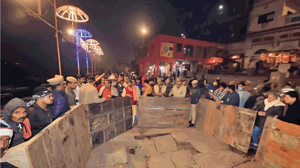 Land caved in at Dashashwamedh Ghat during Ganga Aarti, a woman got trapped, people immediately pulled her out