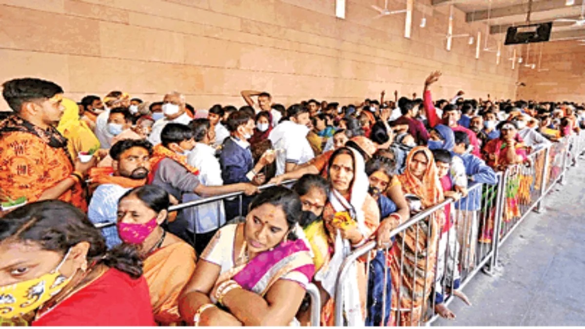 Devotees thronged for the blessings of Baba Vishwanath on New Year, more than three lakh people visited