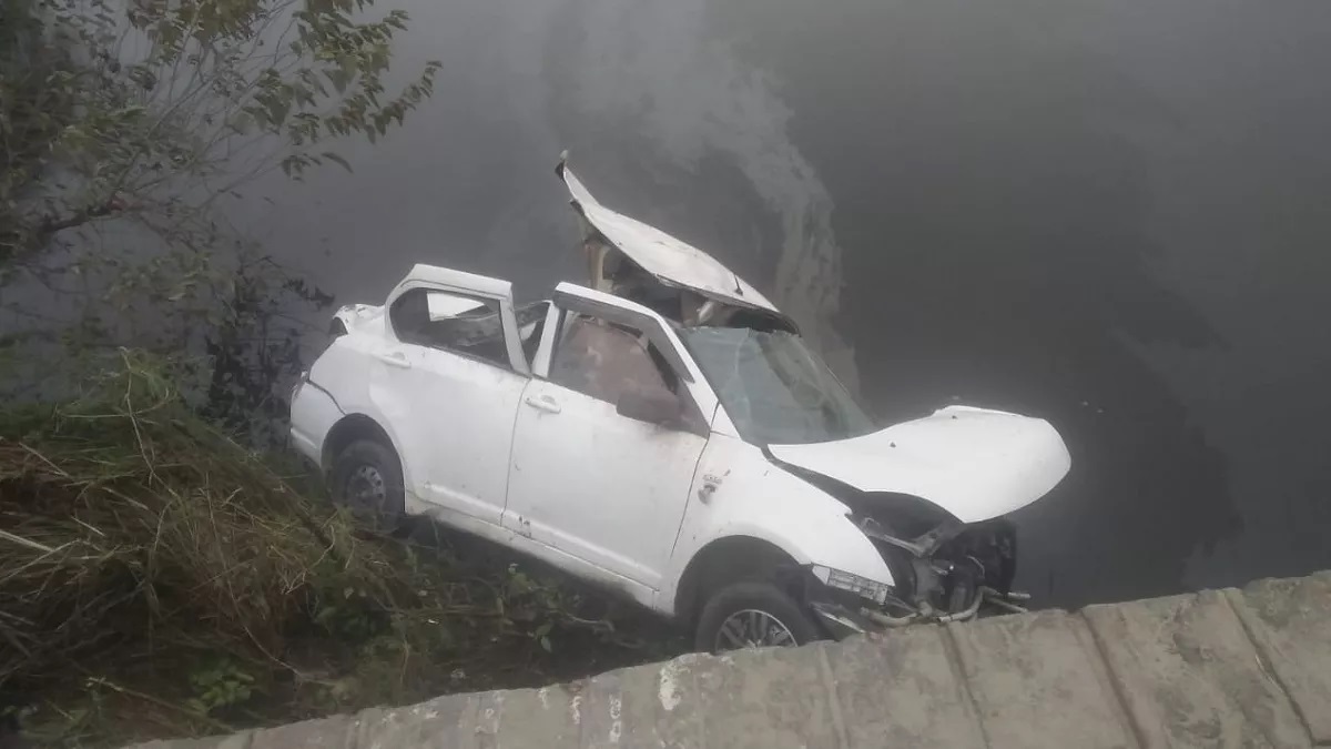Painful accident on Lucknow-Bahraich highway, uncontrollable car fell into the pond, five Nepalis injured, two in critical condition