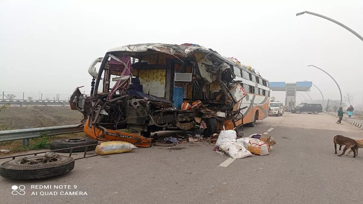 Sleeper bus collided with DCM in Unnao on Agra-Lucknow Expressway, four killed