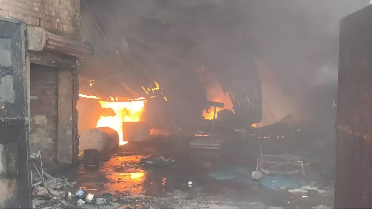 Fierce fire in paint factory in industrial area, panic spread after seeing smoke and flames