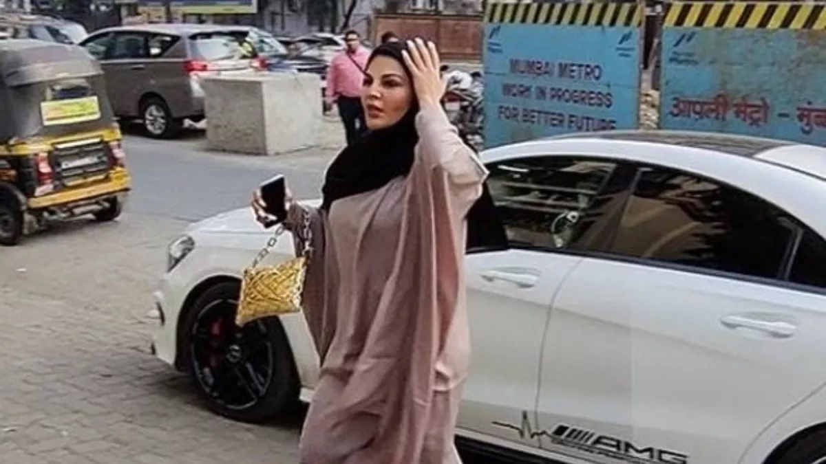 Rakhi Sawant appeared in a burqa for the first time after marriage, reached the hospital to see her mother with husband Adil