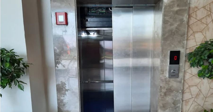 12 students trapped in the lift for 20 minutes in Noida, even the alarm was not working, this is how they were removed