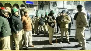 Clash between two communities at mutton shop in Aligarh! Two people injured in stone pelting, police force deployed
