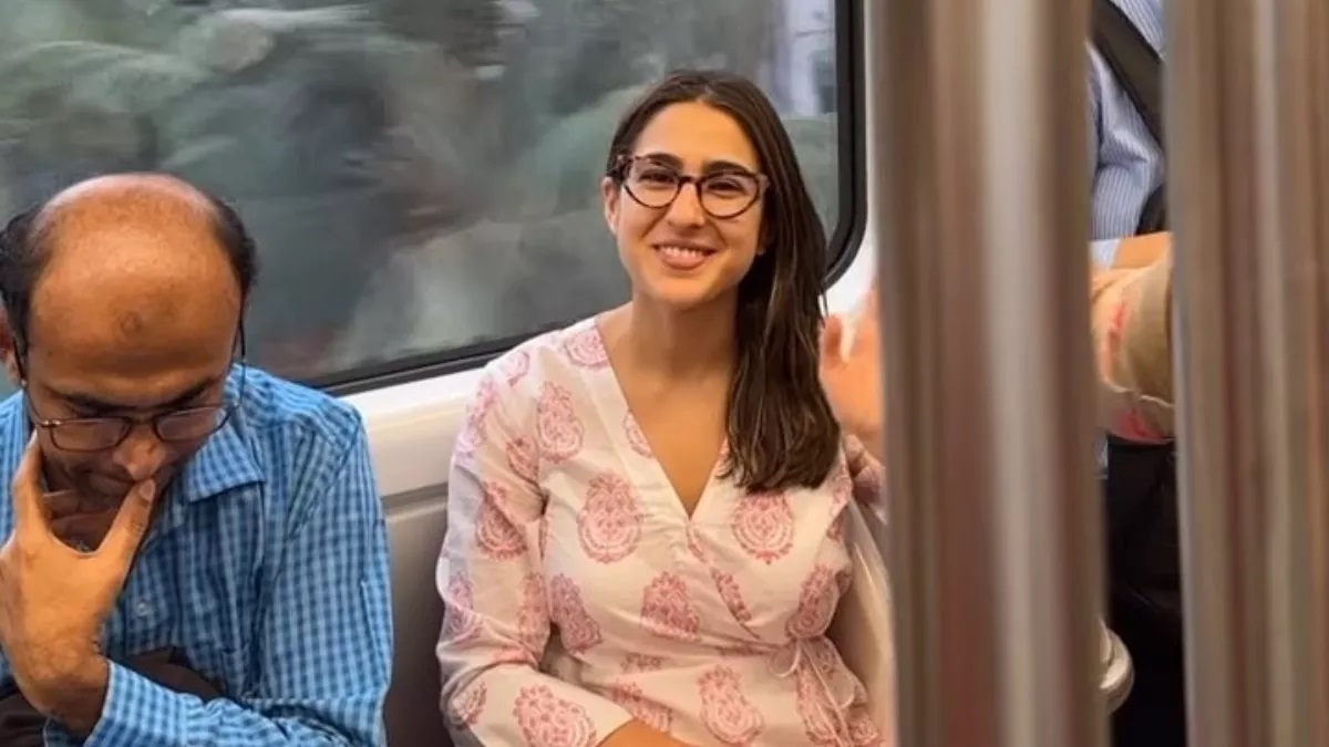 Sara Ali Khan was seen sitting like a common girl in Mumbai Metro, shared a smiling video