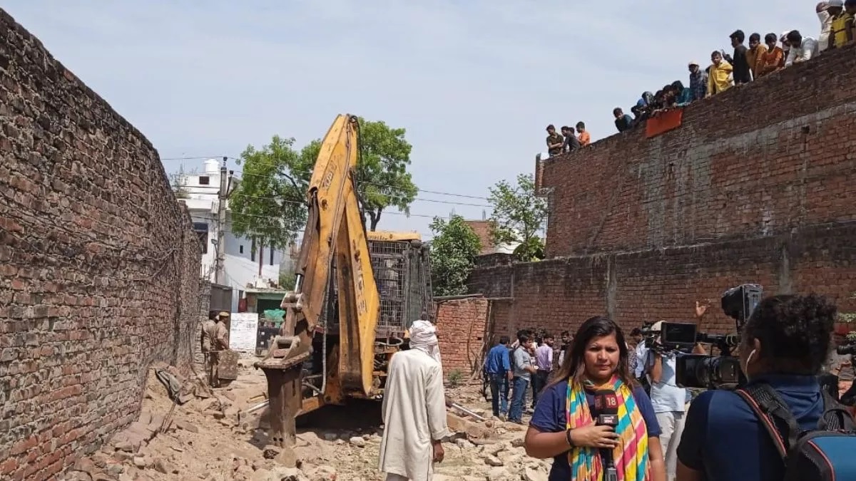 Bulldozer action again in Prayagraj, illegal possession of land mafia Rizwan